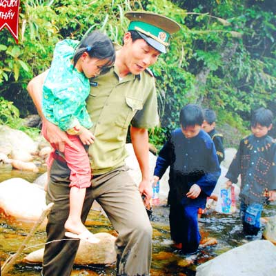 Thầy giáo mang quân hàm xanh Nguyễn Việt Lợi Ảnh: Văn Thọ