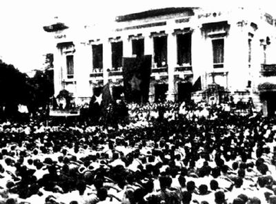 Ngày 19.8.1945, hơn 10 vạn quần chúng thủ đô Hà Nội đã tham gia mít tinh mở đầu cuộc tổng khởi nghĩa giành chính quyền.