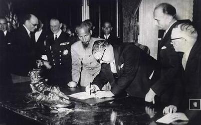 Chủ tịch Hồ Chí Minh và Bộ trưởng Hải ngoại Pháp Marius Moutet ký bản tạm ước Việt - Pháp ngày 14-9-1946