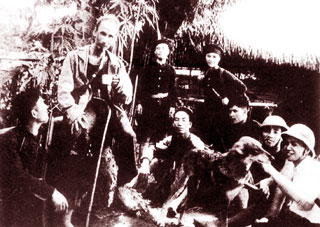 Chủ tịch Hồ Chí Minh cùng các đồng chí bảo vệ và giúp việc tại chiến khu Việt Bắc trong kháng chiến chống Pháp.