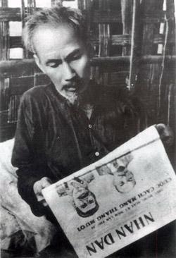Bác Hồ đọc báo ở chiến khu Việt Bắc, năm 1951