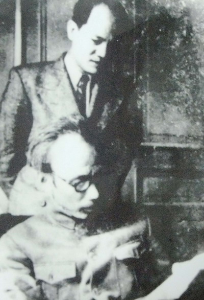 Chủ tịch Hồ Chí Minh và thư ký riêng Vũ Đình Huỳnh tại Paris năm 1946 