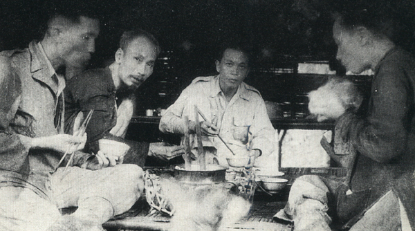 Hồ Chủ tịch ở chiến khu Việt Bắc trong thời gian kháng chiến chống Pháp, cùng với Đại tướng Võ Nguyên Giáp và đồng chí Trường Chinh, sau này là Tổng Bí thư Đảng Cộng sản Việt Nam.