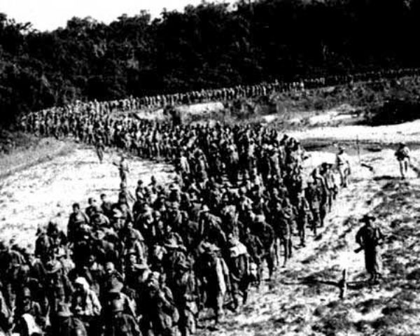 Quân lính Pháp thất trận tại Điện Biên Phủ lũ lượt ra hàng.