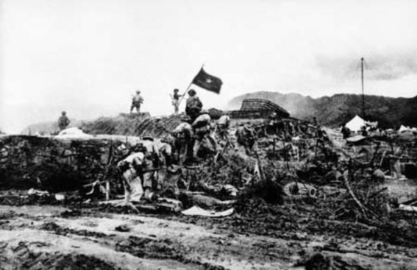 17 giờ 40 phút ngày 7-5-1954, bộ đội ta đã cắm lá cờ “Quyết chiến quyết thắng” trên nóc hầm Tướng De Castries.