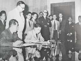 Đại diện Việt Nam Dân chủ cộng hoà Tạ Quang Bửu (ngồi thứ hai từ bên trái) ký Hiệp định Giơ-ne-vơ.