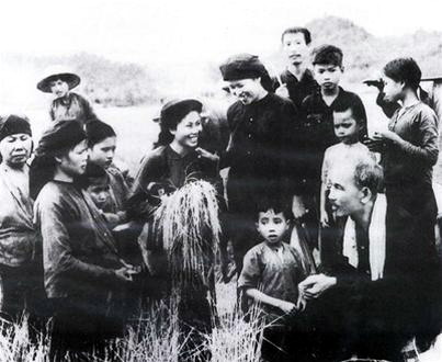 Bác Hồ nói chuyện với bà con nông dân Hùng Sơn Đại Từ năm 1954