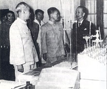 Chủ tịch Hồ Chí Minh và Bộ trưởng Giáo dục Nguyễn Văn Huyên thăm Trường đại học Y - Dược khoa (14-11-1955)