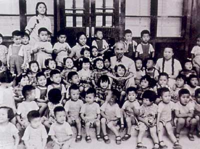 Bác Hồ với các cháu nhà trẻ Bắc Hải, Bắc Kinh, CHND Trung Hoa, ngày 27.6.1955