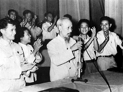 Bác Hồ nói chuyện với đại biểu dự Đại hội Đoàn toàn quốc lần thứ II năm 1956, tại Nhà hát Lớn Hà Nội