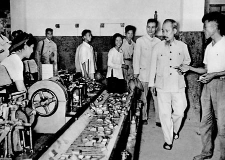 Chủ tịch Hồ Chí Minh thǎm nhà máy diêm Thống Nhất trong những ngày đầu khôi phục kinh tế 1956