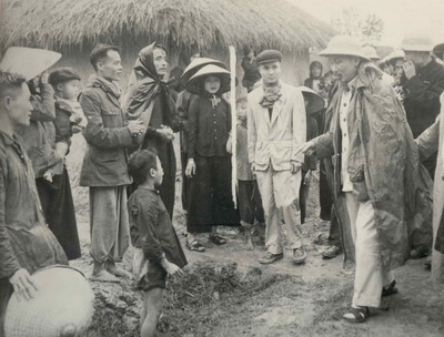 Bác Hồ ân cần thăm hỏi nhân dân xã Tân Phong - Bình Xuyên - Vĩnh Phúc trong ngày Người về thăm 12/2/1956 