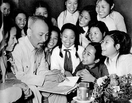 Bác Hồ với học sinh trường trung học Trưng Vương (Hà Nội) nǎm1956