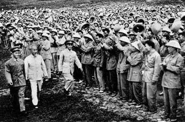 Bác Hồ thăm một đơn vị Quân đội miền Nam tập kết (1957)