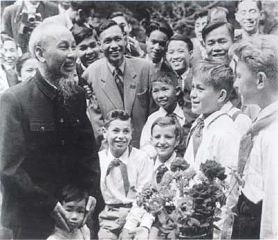 Bác Hồ thân mật trò chuyện cùng các cháu thiếu nhi Tiệp Khắc và Việt Nam nhân dịp sang thăm Tiệp Khắc 1957