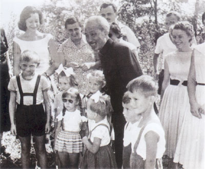 Bác Hồ với các cháu thiếu nhi Nam Tư, năm 1957