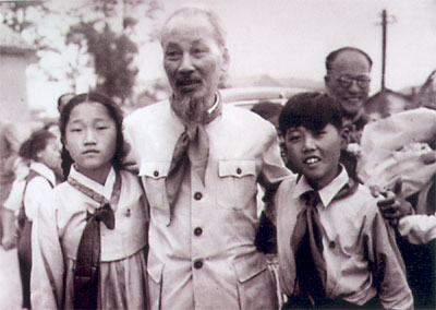 Bác Hồ với các cháu thiếu nhi trường Trung học số 28 Bình Nhưỡng, Triều Tiên 7. 1957