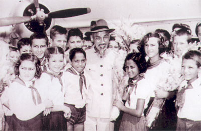 Các cháu thiếu nhi Ru-ma-ni vui mừng chào đón Bác Hồ sang thăm hữu nghị, tháng 8 năm 1957