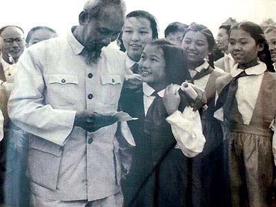 Đội viên TNTP Trung Quốc nhờ Bác Hồ chuyển thư tới các bạn nhỏ Việt Nam năm 1957