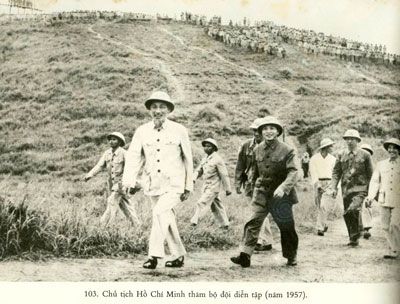 Chủ tịch Hồ Chí Minh thăm bộ đội diễn tập (năm 1957)