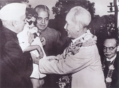 Bác Hồ và Thủ tướng Nê-ru thăm học sinh trường khiếm thị nhân dịp thăm Ấn Độ tháng 2 năm 1958
