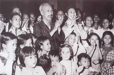 58. Bác Hồ vui tết Trung thu với các cháu thiếu nhi Hà Nội và Quốc tế, ngày 27.9.1958