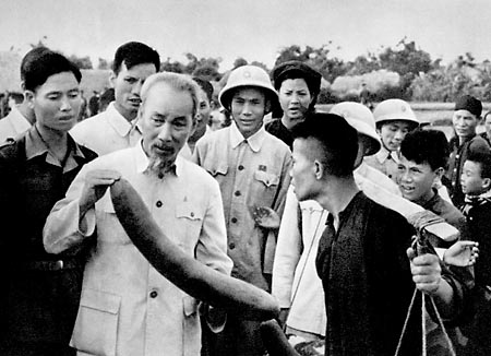 Nông dân xã Ái Quốc (Hải Hưng) năm 1958