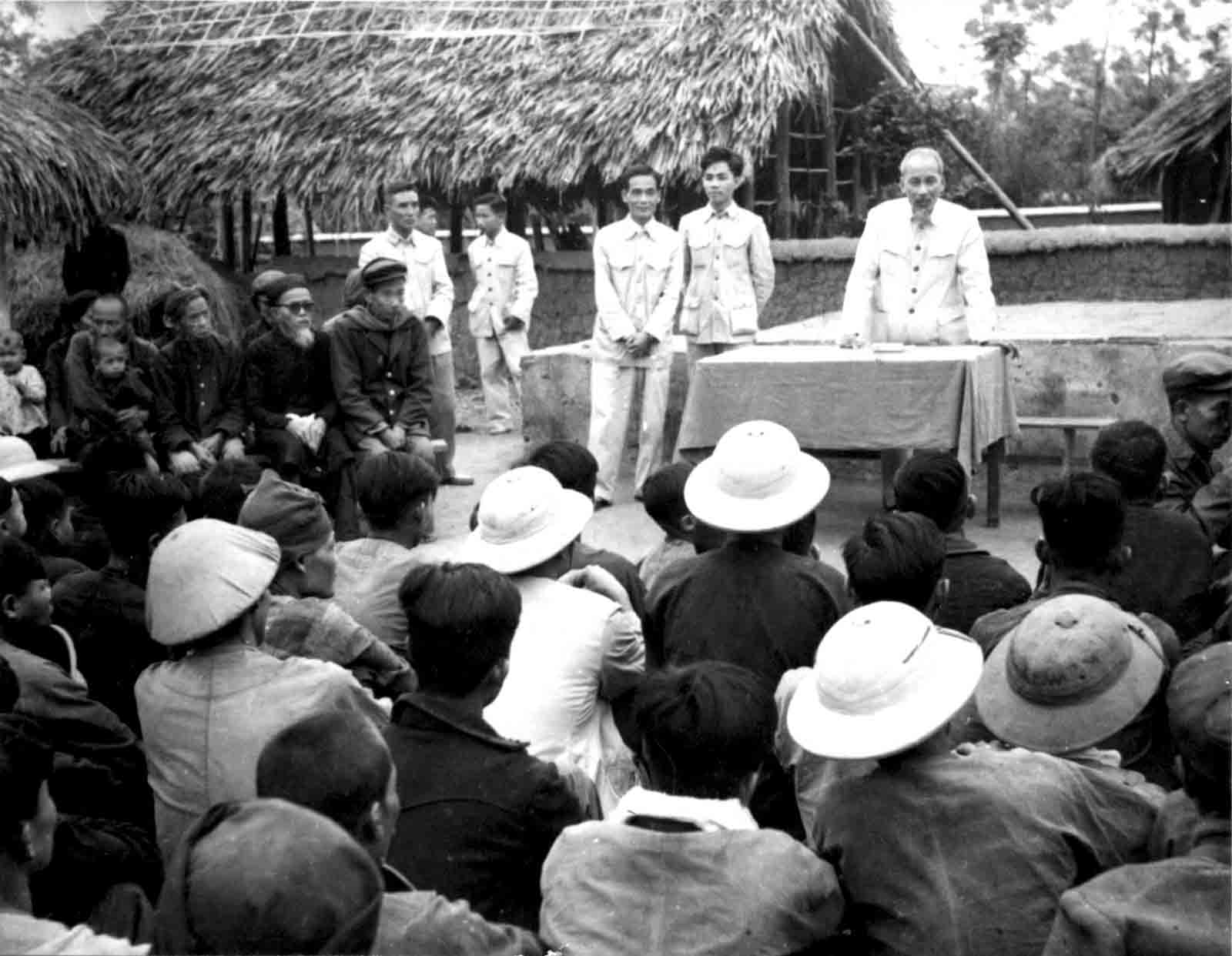 Bác Hồ nói chuyện với nông dân và xã viên HTX - NN Lai Sơn - Vĩnh Phúc ngày 30.3.1958
