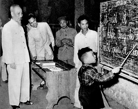 Bác Hồ thăm lớp học vỡ lòng tại phố Hàng than năm1958