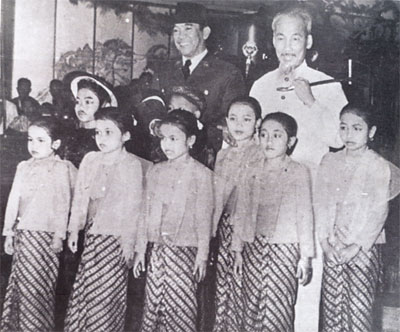 Bác Hồ và Tổng thống Xu-các-nô với các cháu thiếu nhi Indonexia, ngày 2.3.1959