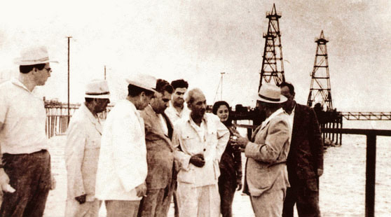 Bác Hồ thăm khu công nghiệp dầu khí Bacu (Liên Xô) - 1959