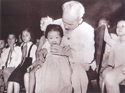 Bác Hồ cùng các cháu thiếu nhi quốc tế trong đêm liên hoan mừng ngày Quốc tế thiếu nhi tổ chức ngày 31.05.1960