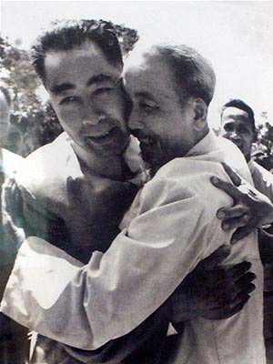 Chủ tịch Hồ Chí Minh đón Thủ tướng Chu Ân Lai đến thăm Việt Nam, tháng 5 năm 1960