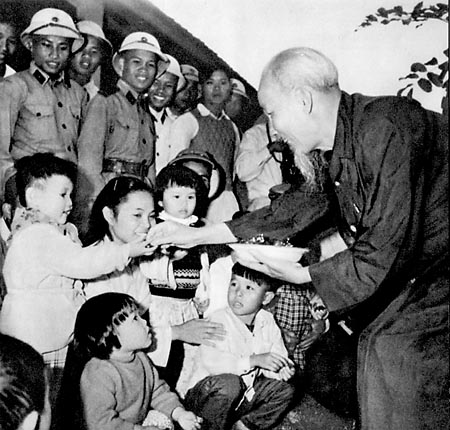 Bác Hồ thǎm trường mẫu giáo Mầm non tỉnh Thanh Hoá, ngày 10 tháng 12 nǎm 1961