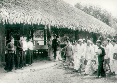 Bác Hồ thăm đình Tân Trào (3-1961)