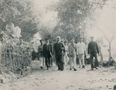 Ngày 25.1.1961 Bác Hồ về thăm thôn Lạc Trung, xã Bình Dương, huyện Vĩnh Tường - Đơn vị có phong trào trồng cây dẫn đầu miền Bắc