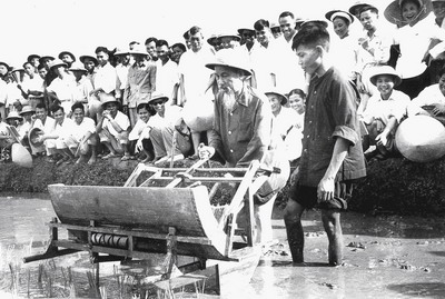 61.Trong ảnh Bác Hồ cùng bà con nông dân thử máy cấy mới thử nghiệm ở ngoại thành Hà Nội năm 1961