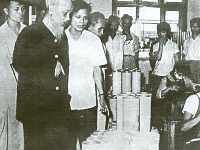 Bác Hồ thăm xưởng phích nước, Cty cổ phần Bóng đèn Phích nước Rạng Đông ngày 28/4/1964 