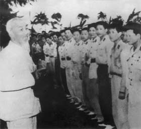Chủ tịch Hồ Chí Minh đến thăm Đại đội 130 trung đoàn pháo cao xạ 260 nhân dịp Tết Giáp Thìn (2-1964). Người căn dặn: “Các chú phải kiên quyết bắn rơi máy bay địch nếu chúng xâm phạm miền Bắc nước ta”