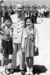 Bác với thiếu nhi Trung Quốc năm 1965