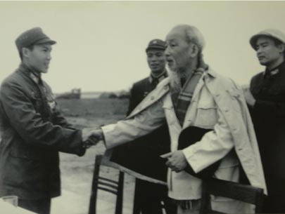 Bác Hồ đến thăm bộ đội không quân tháng 12-1967 tại xã Phú Cường, Sóc Sơn, Hà Nội