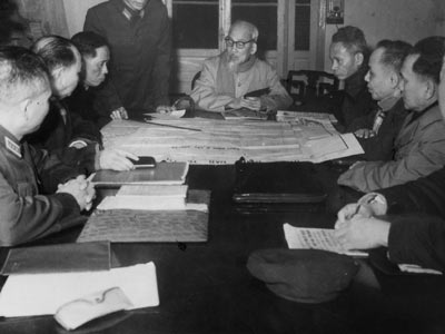Bác Hồ cùng các uỷ viên Bộ Chính trị họp bàn chiến dịch Tết Mậu Thân 1968