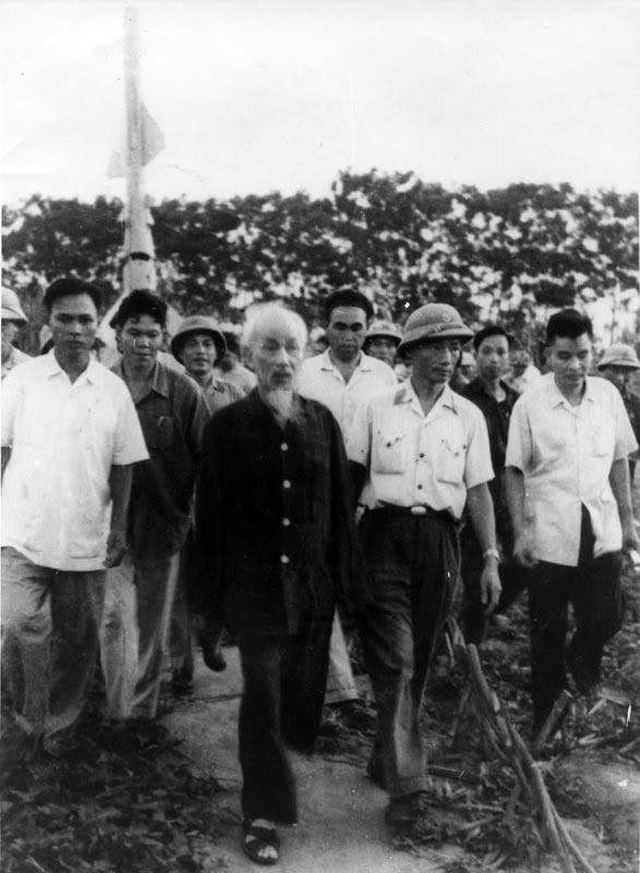 Bác Hồ thăm trận địa tiểu đoàn 61 Đoàn Sông Đà ngày 26.08.1968