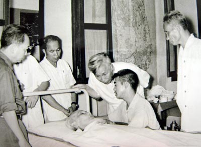 ãnh đạo Đảng và Nhà nước đến thăm Bác những ngày Bác ốm năm 1969
