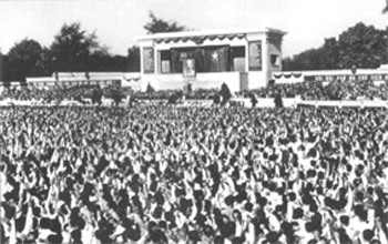 Lễ tang Bác được cử hành trọng thể tại Hà Nội với hơn 100.000 người đến dự