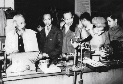 Bác Hồ thăm xưởng cơ khí Nhà máy ô tô 1-5, tháng 12-1963