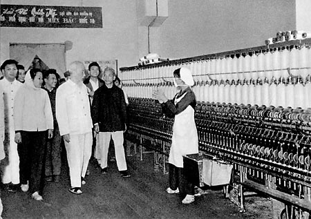 Chủ tịch Hồ Chí Minh thǎm Nhà máy dệt 8-3 (1965)